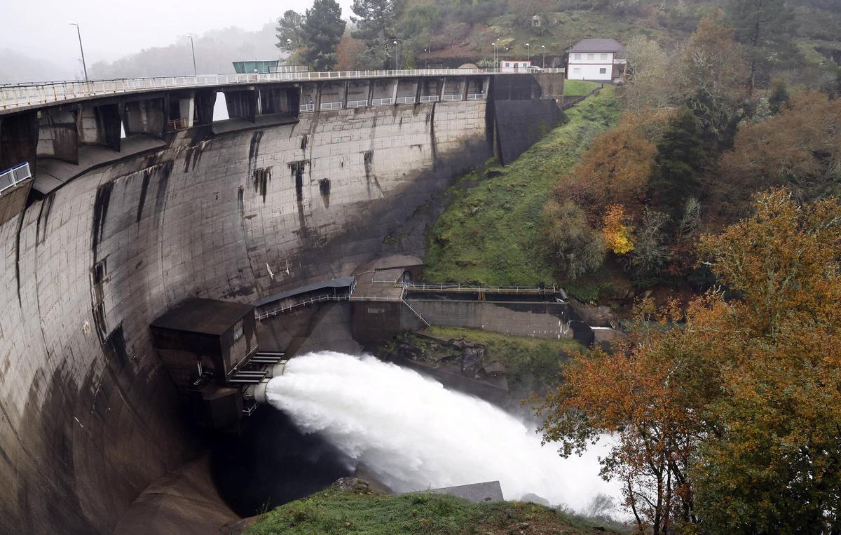 El embalse de Eiras con las compuertas abiertas este invierno.