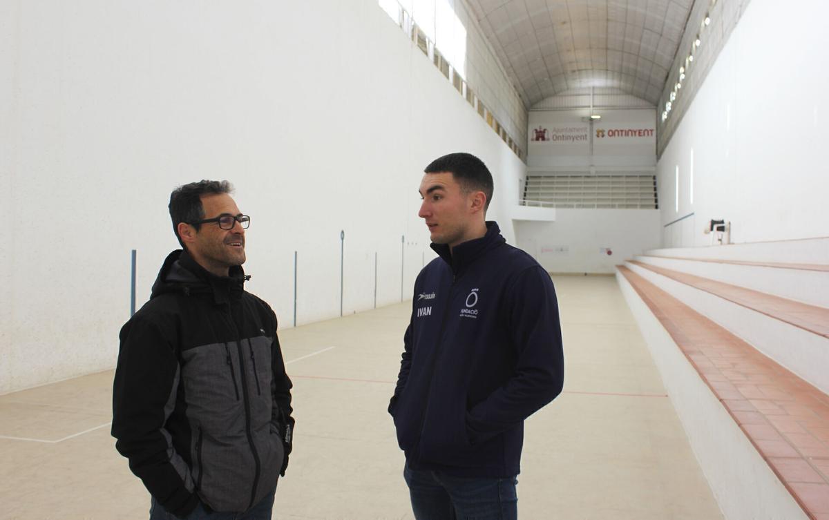 El pilotari ontinyentí Ivan Esparza y el regidor Ferran Gandia.