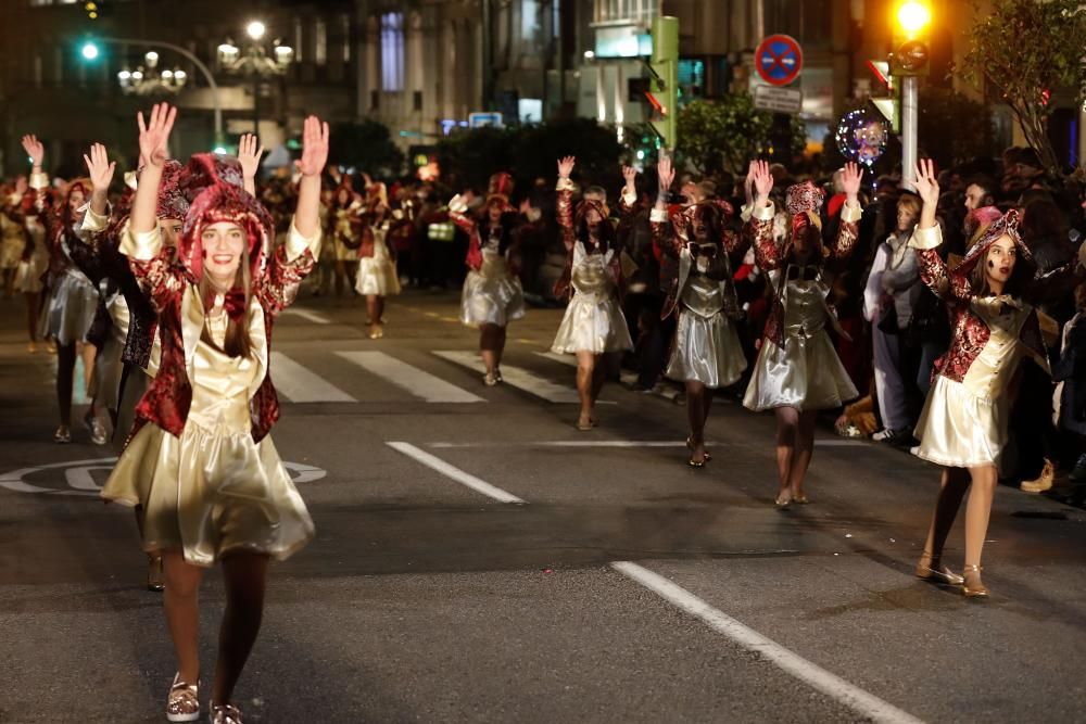 Veintitrés comparsas participan en el desfile por un abarrotado centro urbano.