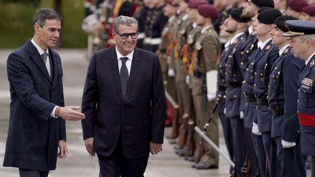 El president del Govern espanyol, Pedro Sánchez, i el primer ministre del Marroc, Aziz Ajanuch, ahir a la Moncloa. | JOSÉ LUIS ROCA