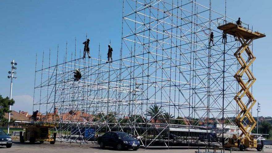 El escenario del Gijón Life, en construcción, en el parque de los Hermanos Castro.