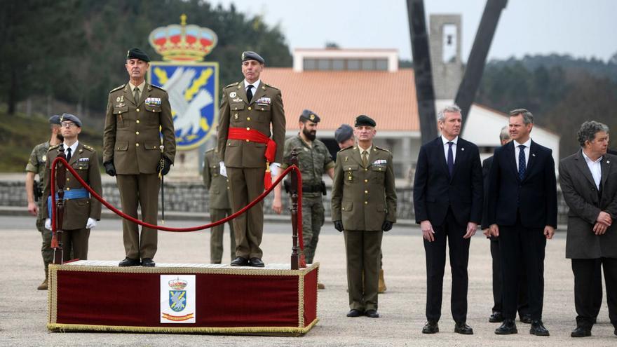 El general Vivas Urieta y el nuevo jefe de la Brilat, Alfonso Pardo, junto a Rueda, Miñones y Lores.  | //G.S.