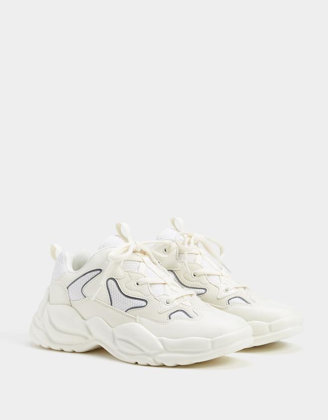 Deportivas blancas reflectantes con plataforma, de Bershka