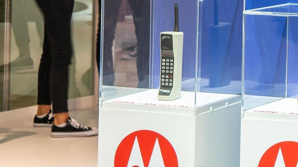 Motorola DynaTAC 8000x.