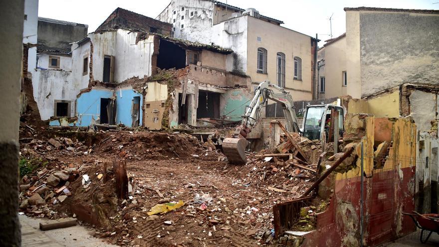 Limpian los restos de derribos de la calle Borrego de Plasencia