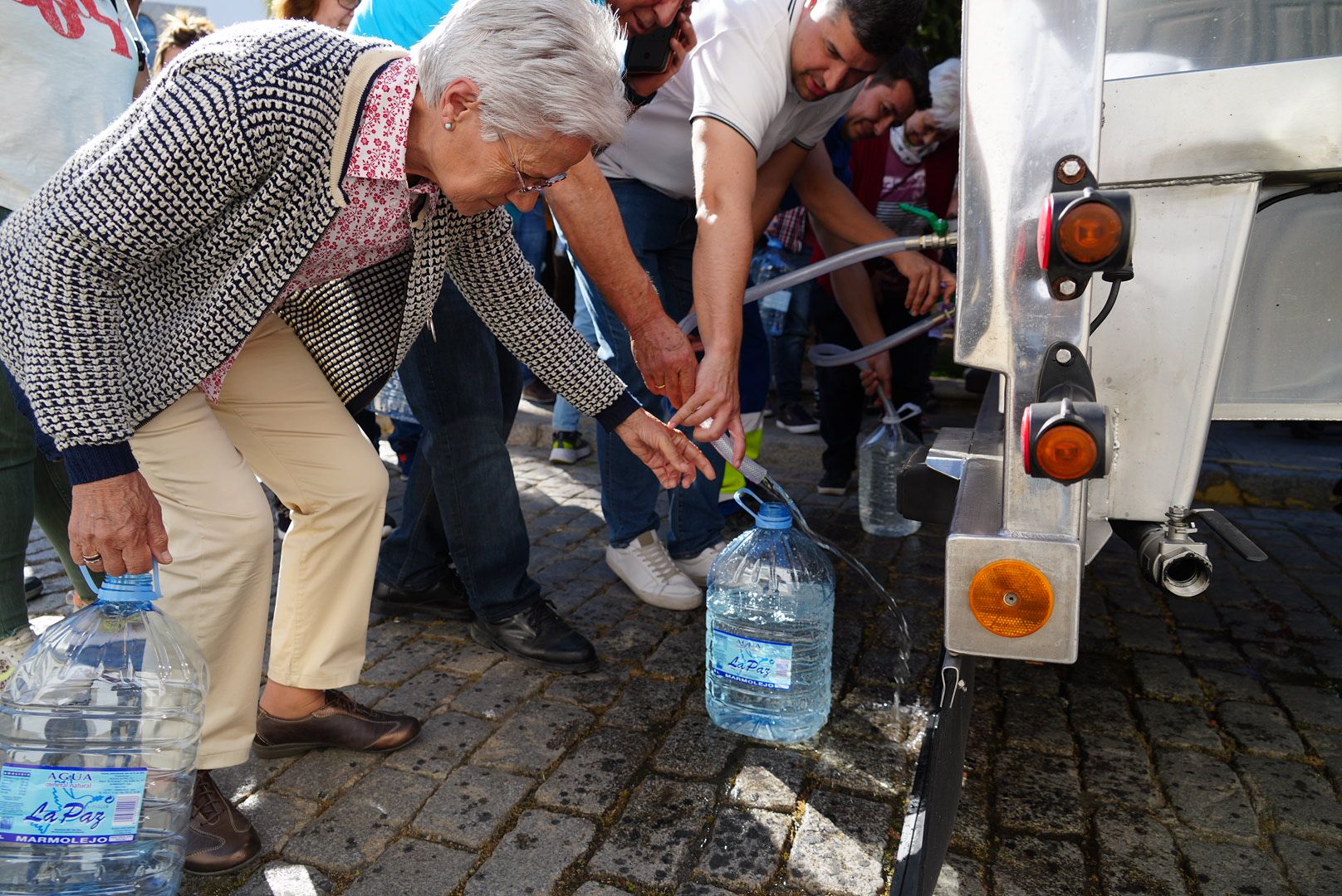 El primer camión cisterna reparte agua en Pozoblanco