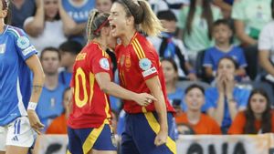 Alexia Putellas grita el gol que acaba de marcar Athenea del Castillo, a su vera, tras un pase suyo. 
