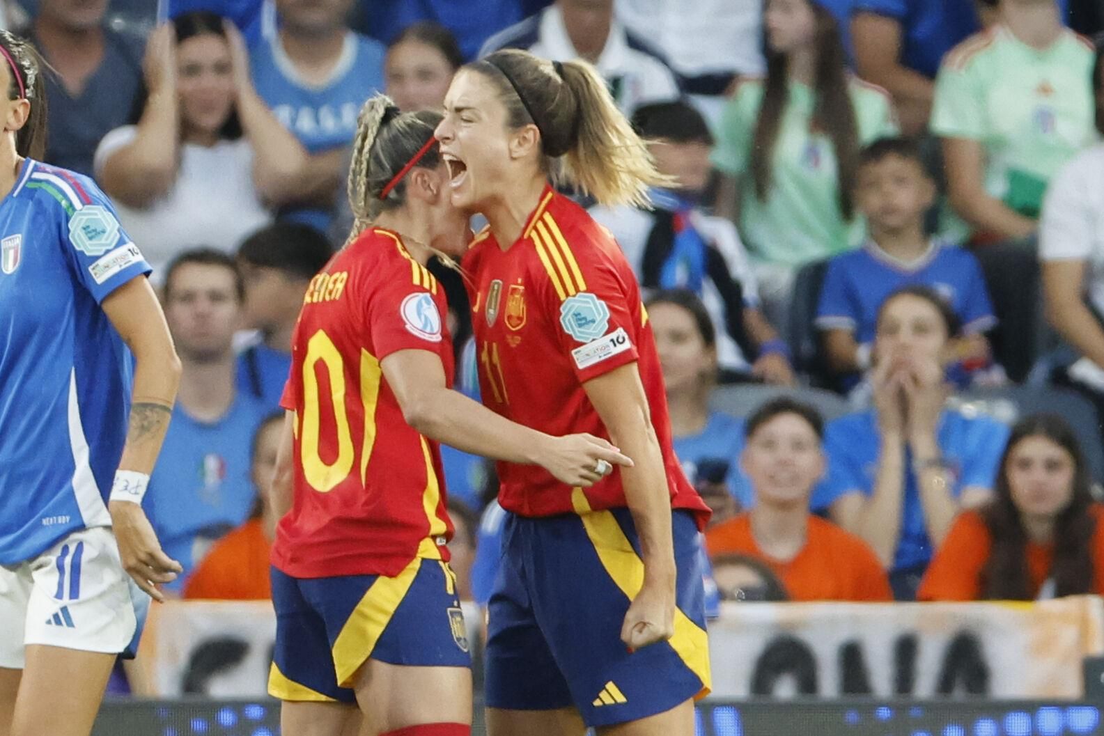 BERNA (SUIZA), 11/07/2025.- La delantera española Athenea del Castillo celebra tras anotar el gol del empate con su compañera Alexia Putellas (d) este viernes, durante el partido del Grupo B de la Eurocopa 2025 que disputan las selecciones de Italia y España, en el Estadio Wankdorf, en Berna (Suiza). EFE/ Ana Escobar