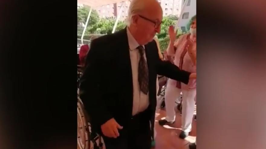 Manuel Juesas, el abonado número 1 del CD Castellón, cumple los 97 años bailando