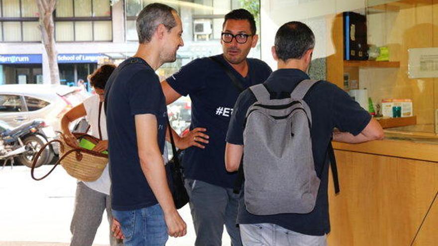 Arribada dels representants dels treballadors de terra d&#039;Iberia per fer la segona reunió de mediació amb l&#039;empresa al departament de Treball.