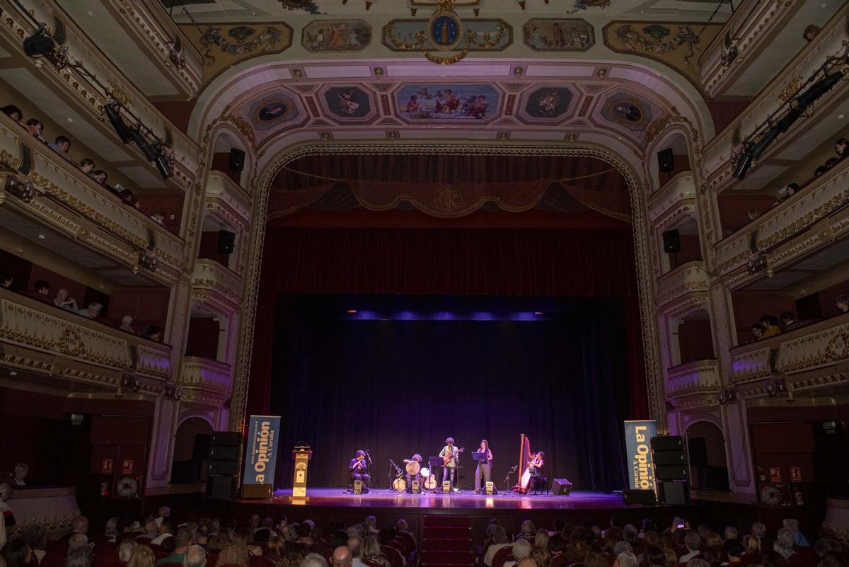 O Teatro Rosalía de Castro, na gala dos Premios OPINIÓN de Música de Raíz 2025.