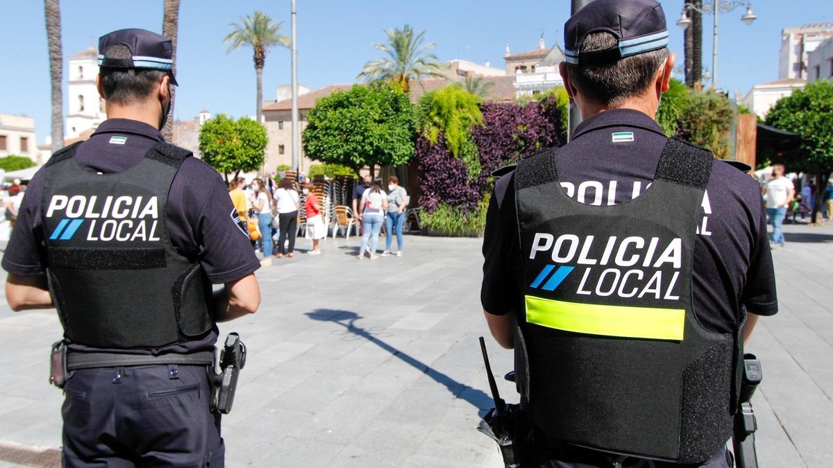 Agentes de la Policía Local de Mérida, en la plaza de España.