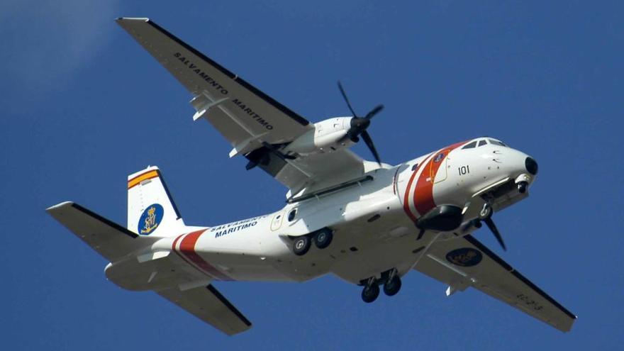 El avión de Salvamento Marítimo realizó ayer vuelos al Sur de Canarias sin localizar las embarcaciones con migrantes.