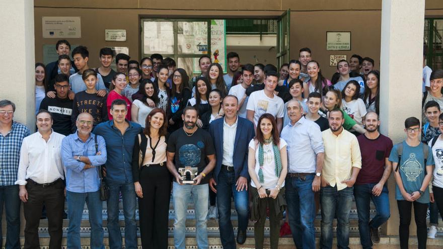 El premiado, Alfonso Artacho Abascal,  junto a profesorado y alumnado del IES Martín de Aldehuela.