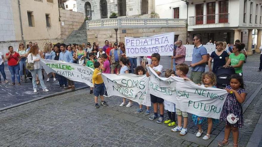 Asistentes a la protesta en demanda de más horas de pediatra, ayer, en Cudillero.