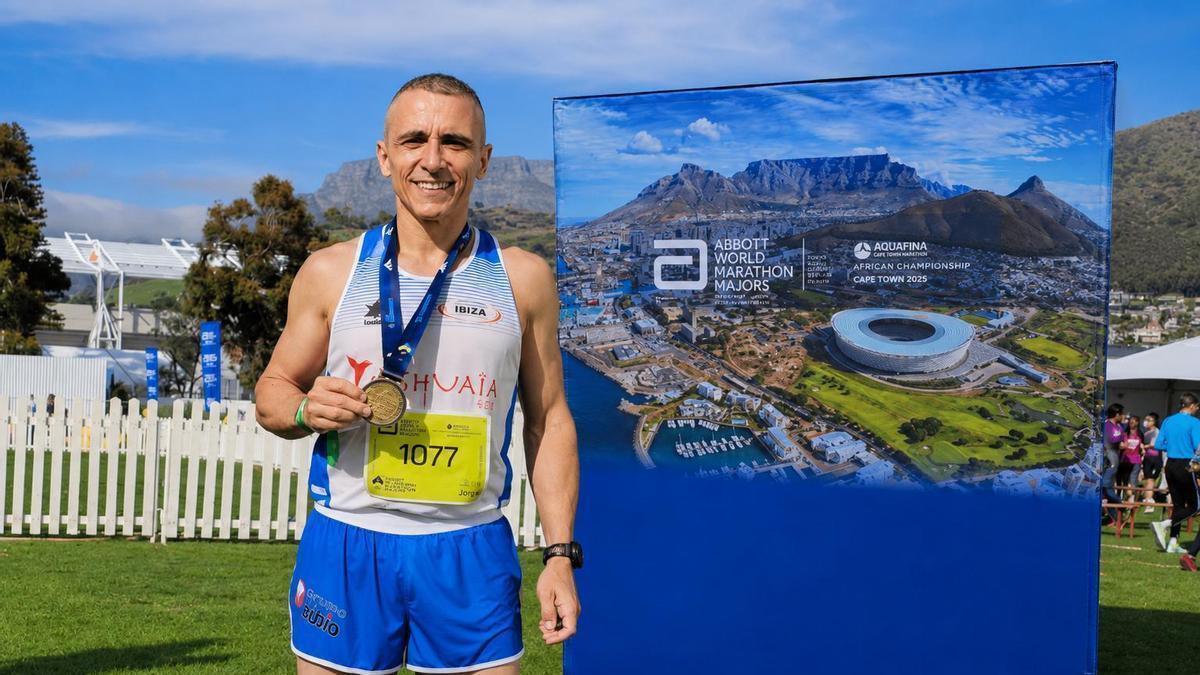 Dani Becerra posa con la medalla de la Gran Maratón de Ciudad del Cabo.