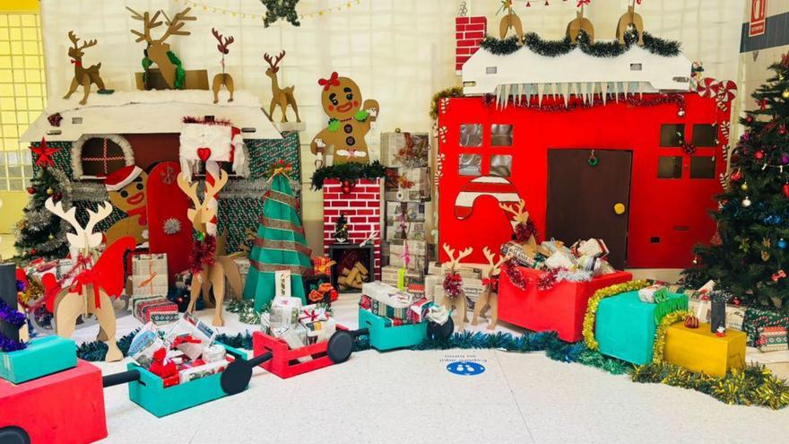 Los alumnos de ESO decoran el IES Alto Nalón de Barredos por Navidad