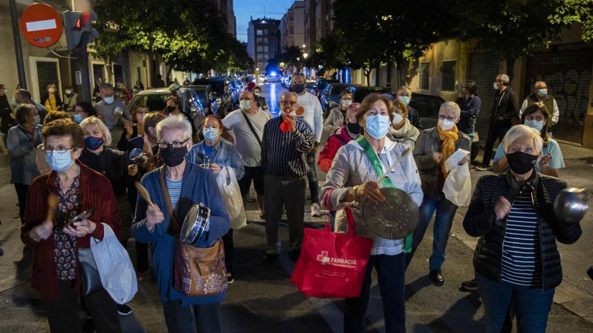 Cacerolada en Orriols para protestar contra la inseguridad y la delincuencia.  | G.CABALLERO