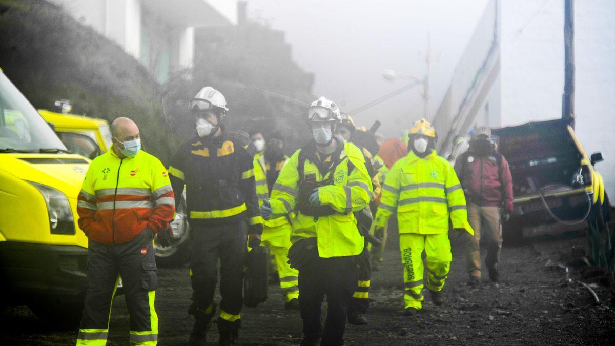 Efectivos de emergencias durante el rescate de los cuerpos.