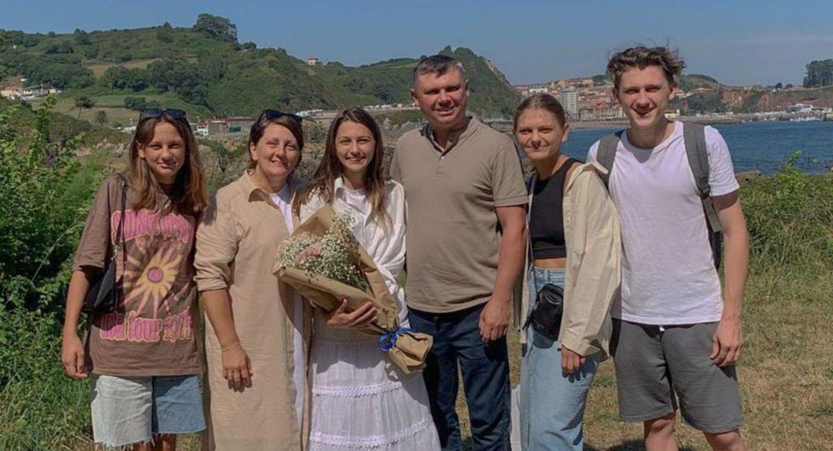 Daria Pavlovska, junto a su familia, en Gijón.