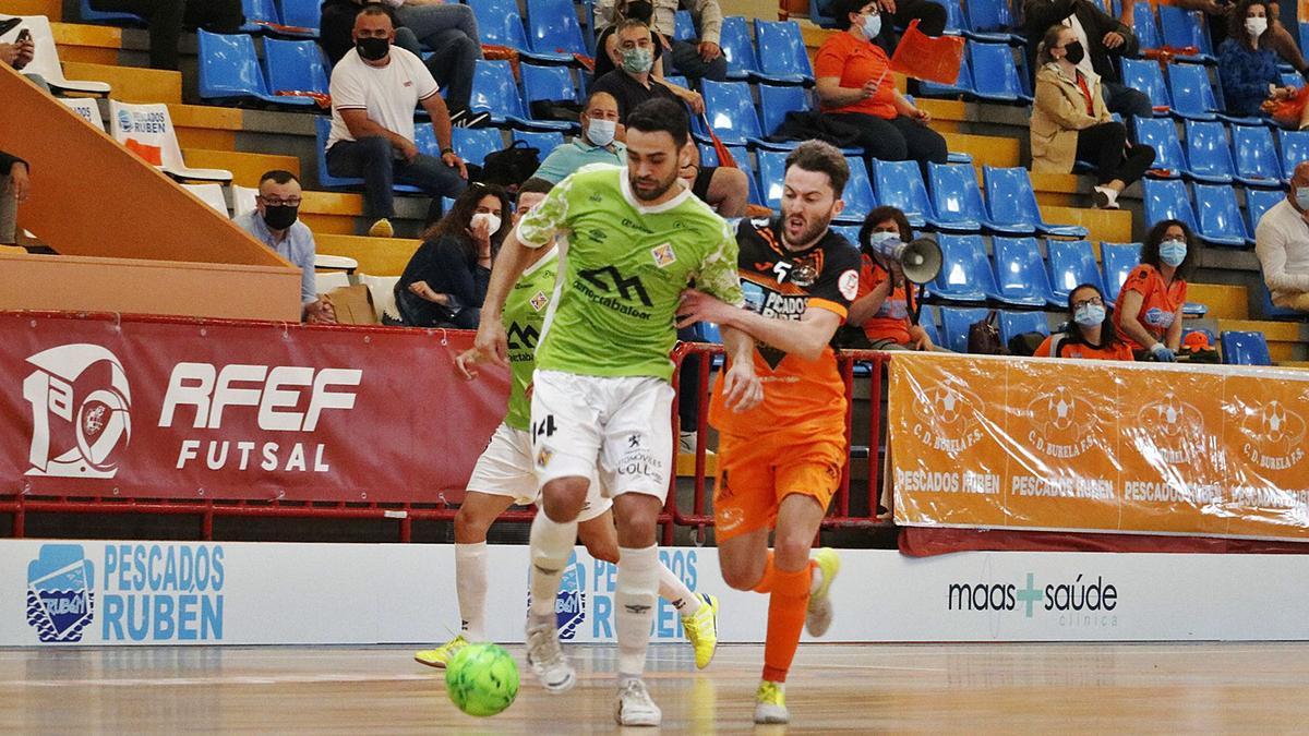 El cierre Tomaz Braga del Palma Futsal conduce el balón mientras es perseguido por Iago Míguez, ala del Burela, durante el partido de ayer.  | BURELA FS
