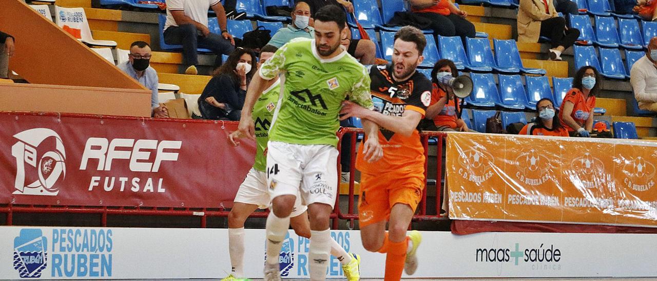 El cierre Tomaz Braga del Palma Futsal conduce el balón mientras es perseguido por Iago Míguez, ala del Burela, durante el partido de ayer.  | BURELA FS