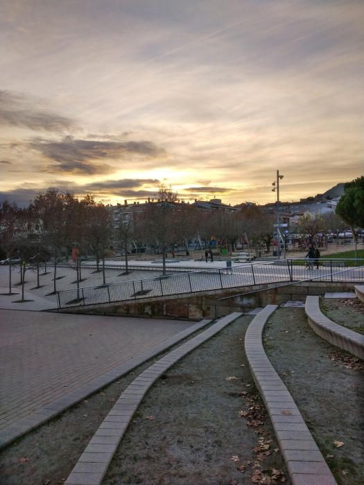 Sant Joan de Vilatorrada. En aquesta imatge que ens ha fet arribar un dels nostres lectors, podem veure una posta de sol molt bonica on es reflecteixen diferents tonalitats de blaus i grocs per donar pas a la negra nit.