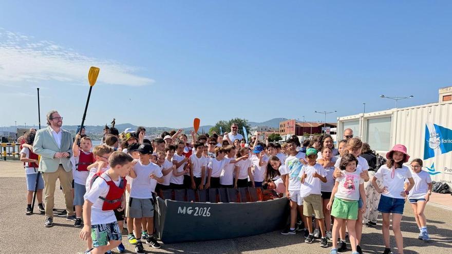 Los alumnos del colegio Marcelo Gago conquistan la ría de Avilés con una barca de cartón: "Fue muy divertido remar y estar en el agua, aprendimos muchas cosas sobre el mar y los barcos"