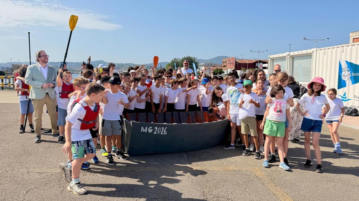 Los alumnos del colegio Marcelo Gago navegan con su propio barco de cartón por la ría de Avilés