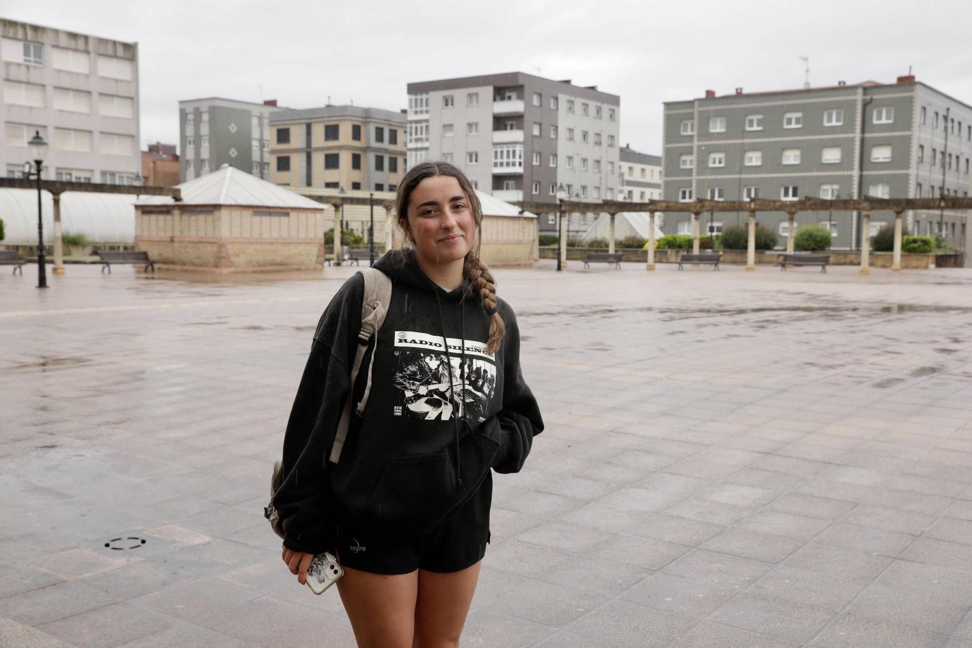 Los vecinos de El Coto se cansan de esquivar charcos en la plaza de la República (en imágenes)