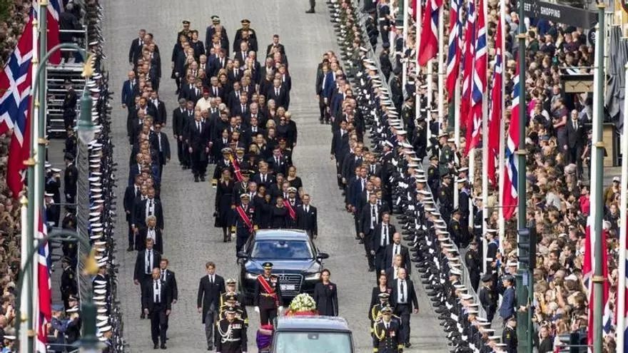 Multitudinaria despedida a Harald V en Oslo