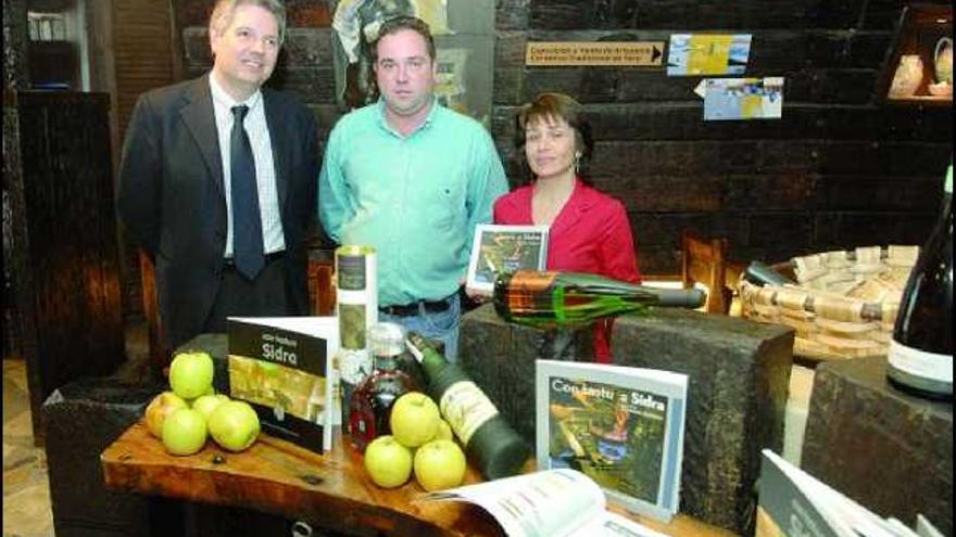 «Con tastu a sidra»,  el primer recetario   de la bebida asturiana