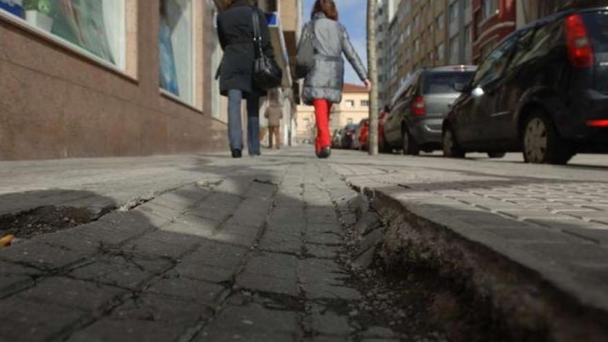 Desperfecto en la acera de una calle de A Coruña. / carlos pardellas