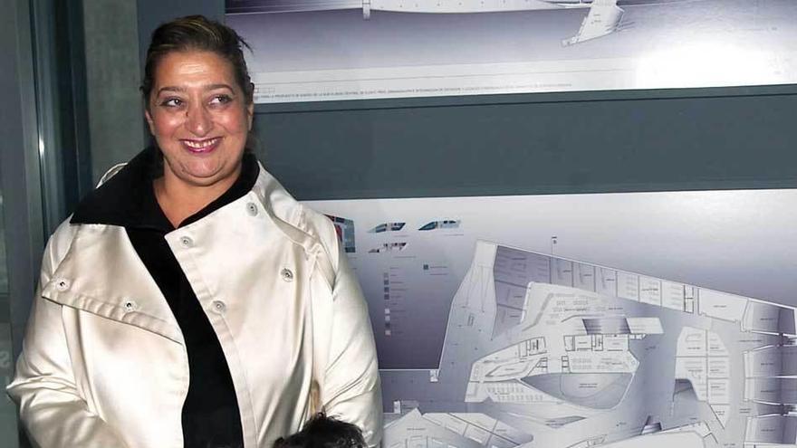 Zaha Hadid, durante la presentación en Bilbao del proyecto ganador para la nueva sede de la empresa Eusko Tren, que se sigue construyendo en la actualidad en la localidad vizcaína de Durango.