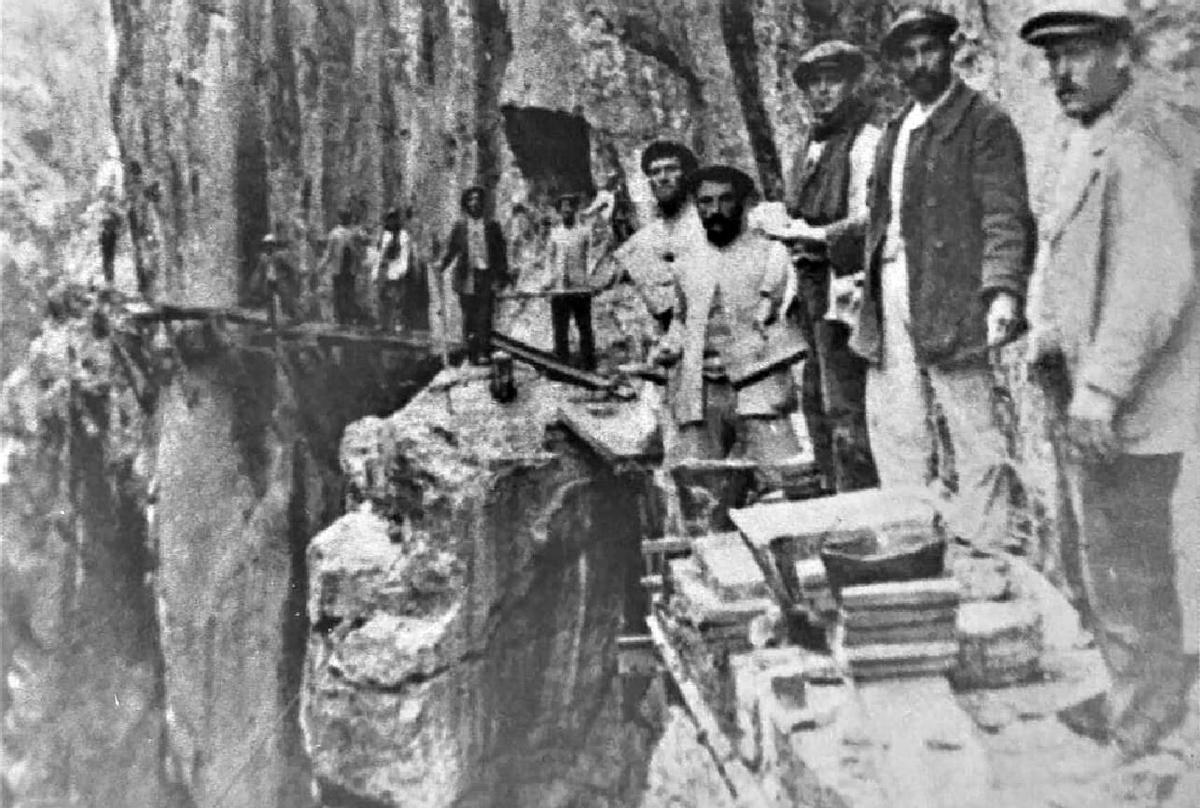 Trabajadores en al construcción de las pasarelas del Caminito del Rey, en 1904