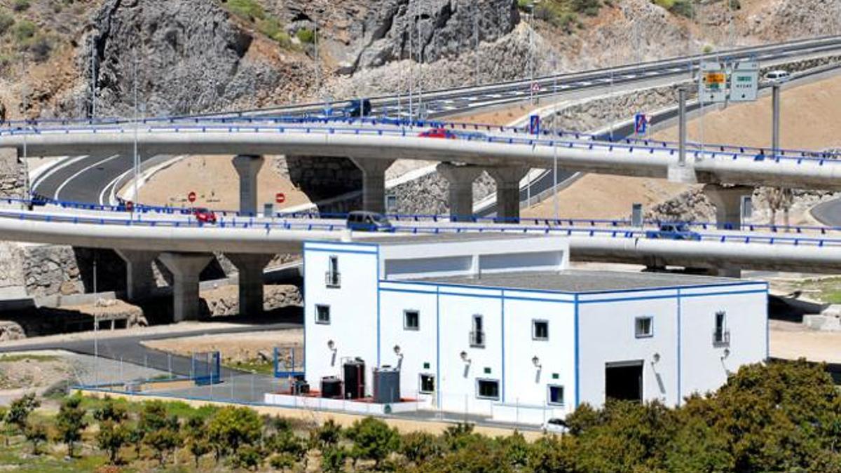 Vista del scalextric de Mogán que conecta la autopista con la playa y el pueblo