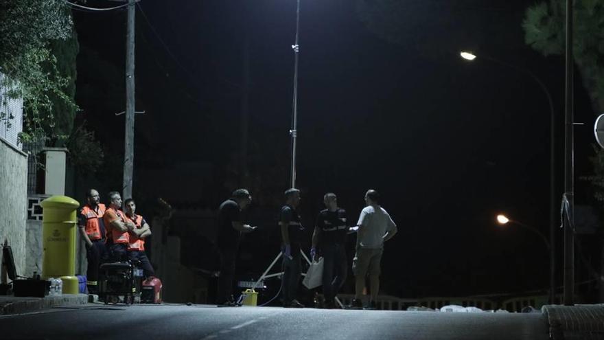 Agentes de la Guardia Civil, el miércoles por la noche en el lugar donde se produjo el tiroteo, en Costa de la Calma.