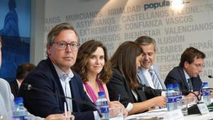 Isabel Díaz Ayuso junto al número dos del PP de Madrid, Alfonso Serrano, rodeados de su equipo de dirección.