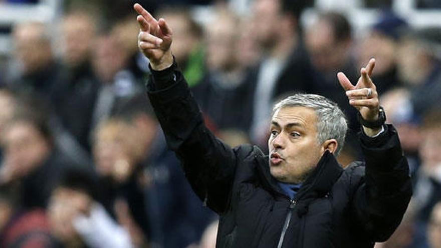 Mourinho, durante el partido contra el Newcastle.