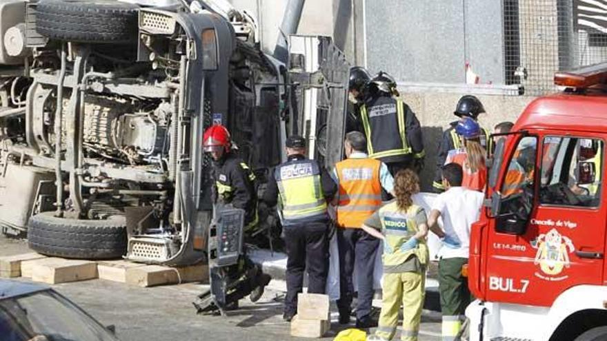 Un momento de la excarcelación del conductor del camión que se estrelló contra un edificio en Redondela.  // Ricardo Grobas