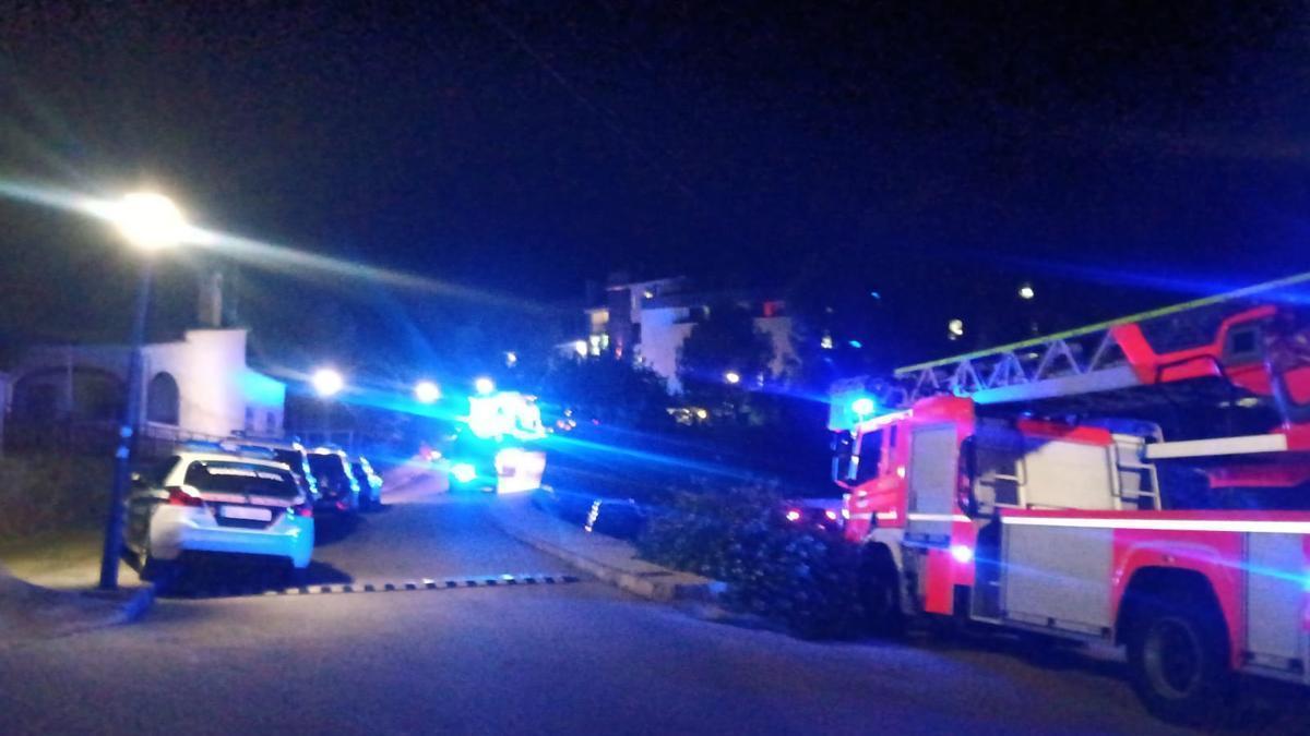 Imagen del incendio que se ha declarado esta noche en una residencia de personas discapacitadas en Ador.