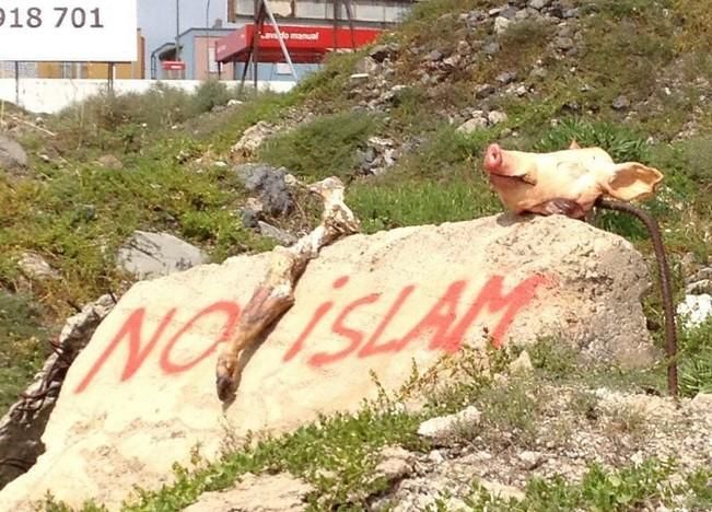 Cabezas de cerdo y pintadas contra la mezquita
