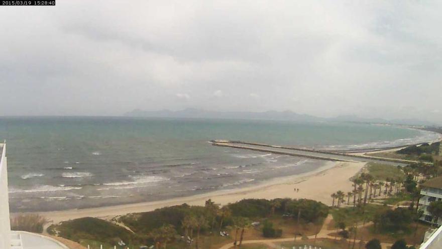 Dicke Wolken über der Playa de Muro am Donnerstagnachmittag (19.3.)