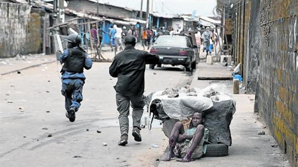 Un niño llora después de resultar herido durante violentos enfrentamientos con las fuerzas de seguridad liberianas en Monrovia, ayer.