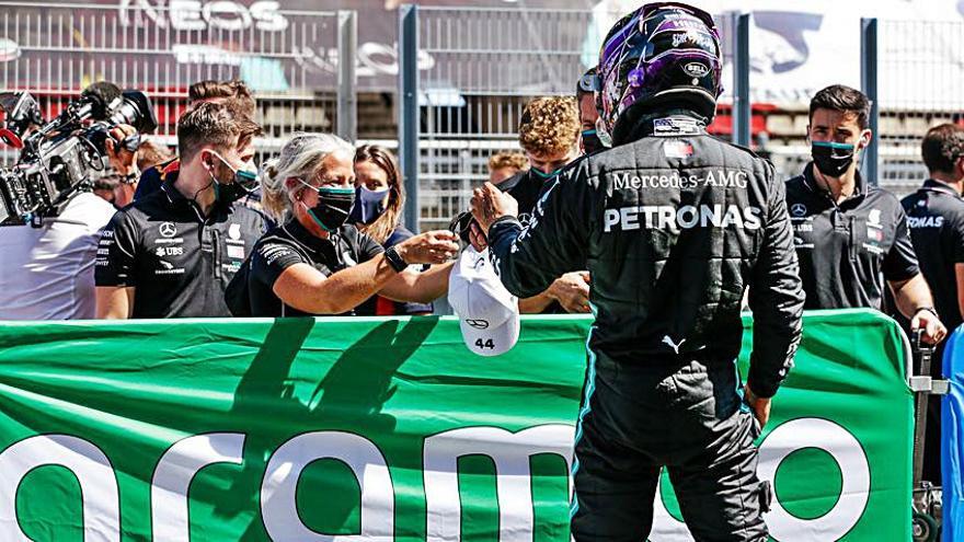 Hamilton logra la cuarta “pole” del año mientras que Carlos Sainz comenzará séptimo en Montmeló