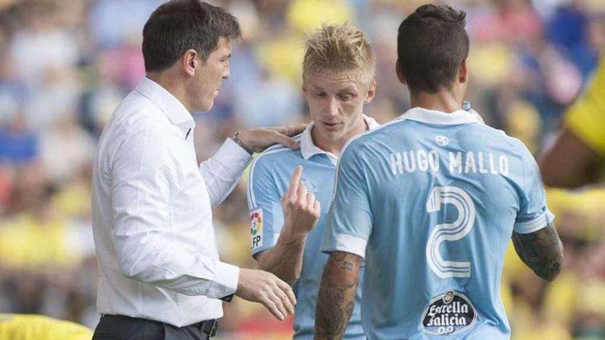 Eduardo Berizzo da indicaciones a Wass y Hugo Mallo. // LOF