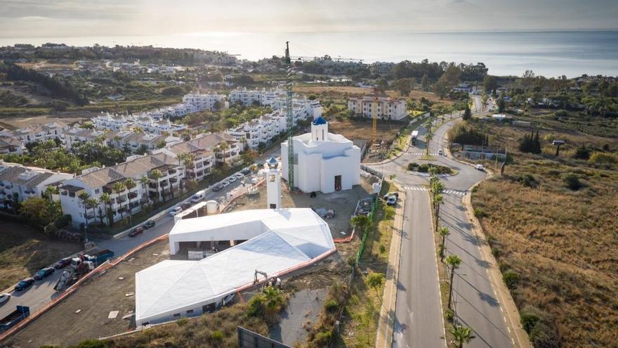 Imagen aérea de la iglesia ortodoxa y del centro cultural ruso que se construyen en la avenida Selwo de Estepona.