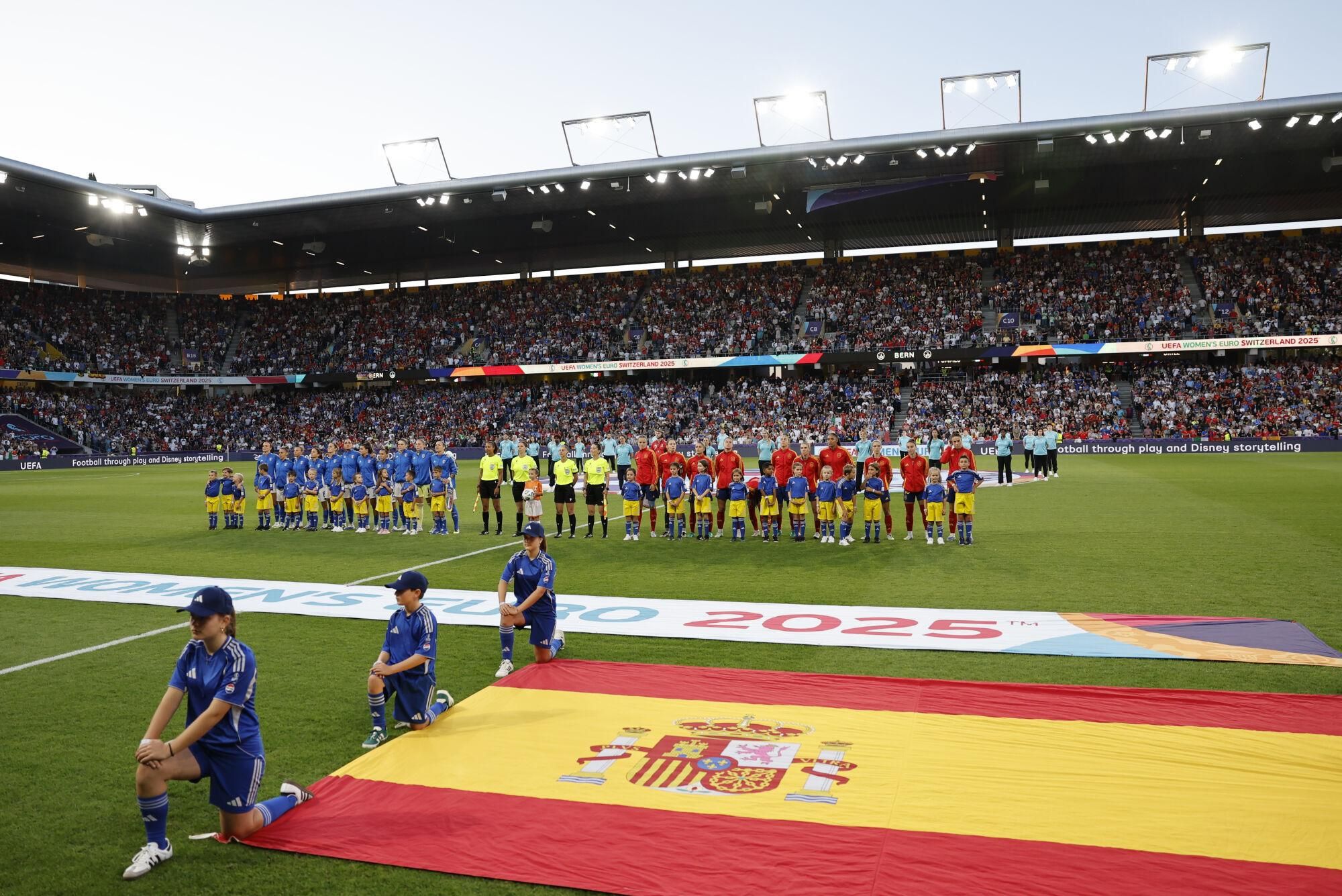 BERNA (SUIZA), 11/07/2025.- Las jugadoras de ambos equipos salen al terreno de juego este viernes, previo al partido del Grupo B de la Eurocopa 2025 que disputan las selecciones de Italia y España, en el Estadio Wankdorf, en Berna (Suiza). EFE/ Ana Escobar