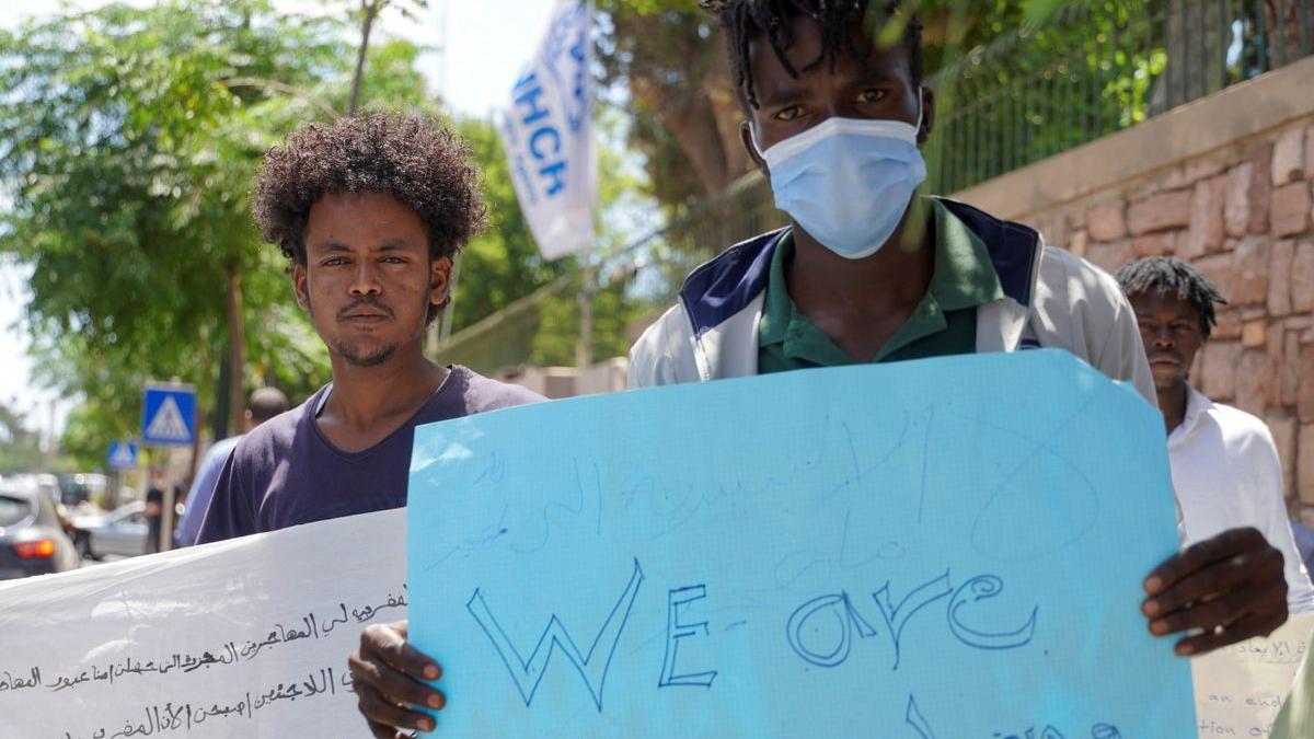 Protesta de migrantes frente a la sede de la ACNUR en Rabat.