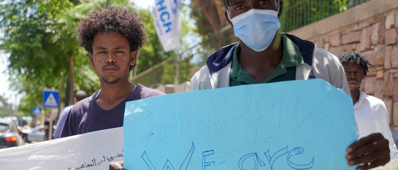 Protesta de migrantes frente a la sede de la ACNUR en Rabat.